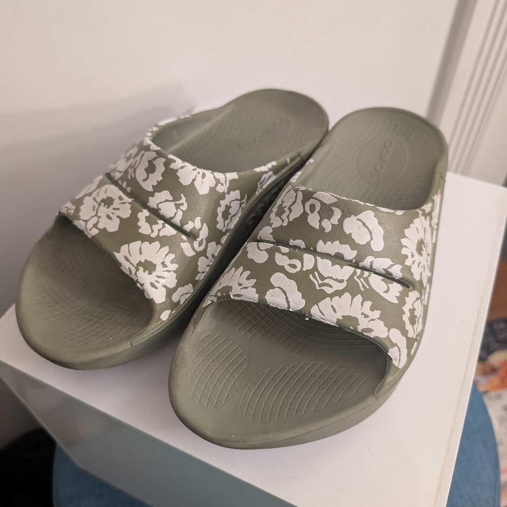 OOFOS OOlala Recovery Sage Tropics Women Comfort Sandal - Men 4- Women 6 - Picture 3 of 5